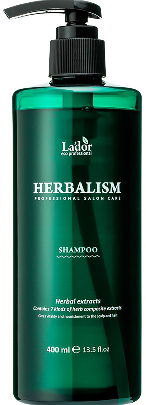 En grønn flaske med herbalshampoo med pumpe. Merket 'Herbalism' og 'Lador'. Den inneholder urtekstrakter og legger vekt på naturlige ingredienser.
