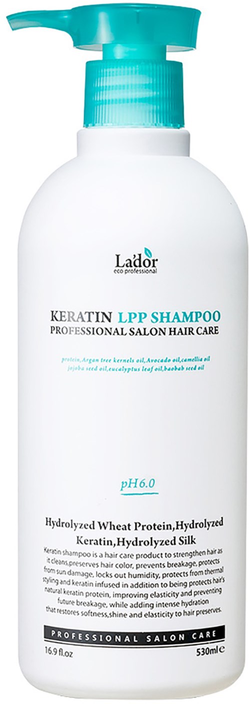 Een witte fles met een blauwe pomp labeled "Lador Keratin LPP Shampoo" voor haarverzorging, bevat 530 ml.