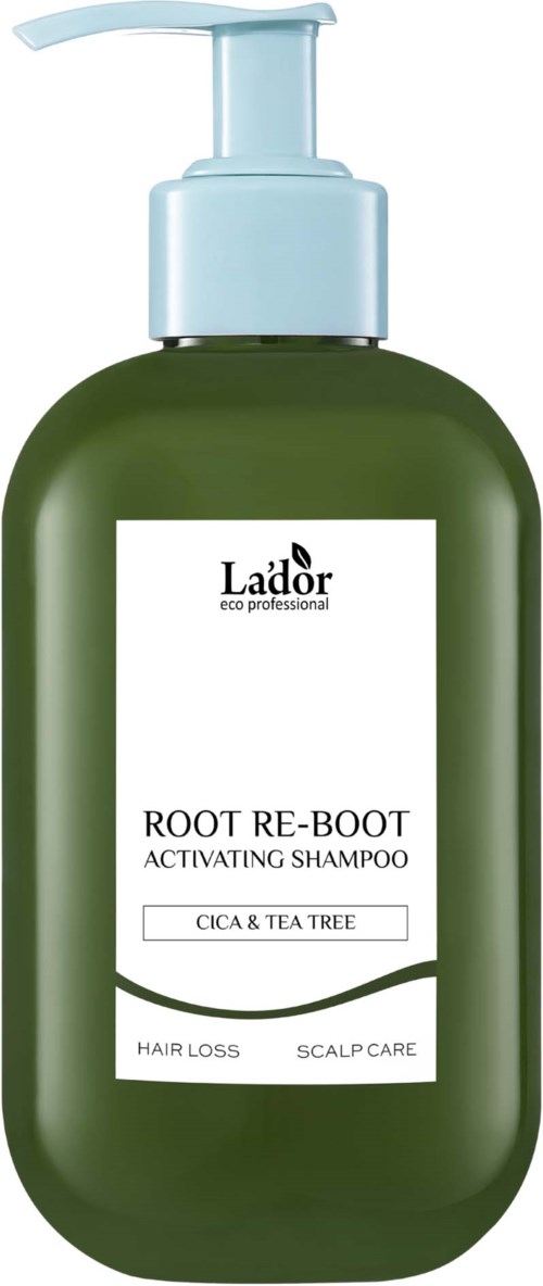 Grön schampoflaska med blå pump, etikett med texten Root Re-Boot Activating Shampoo, med cica och tea tree, för hår och hårbotten.