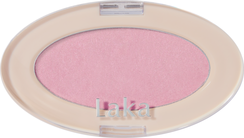 Roze blush in een ovale doos met doorzichtige deksel. Het woord "Laka" staat op de doos.