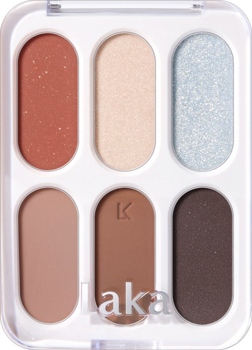 Een palette met zes verschillende oogschaduwen in bruin, beige, blauw en zwart, met enige glans.