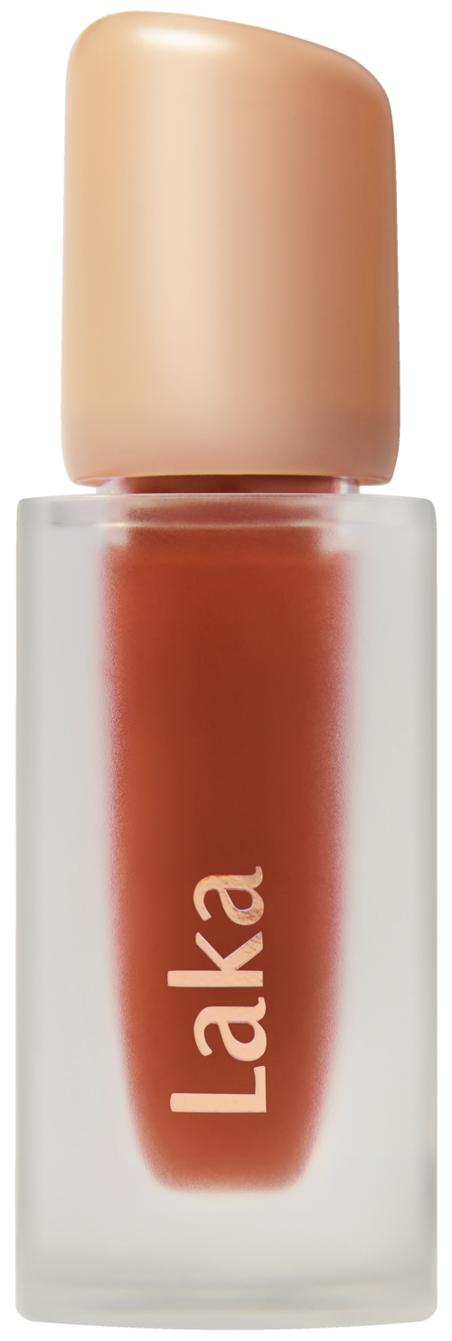 Een lipglossfles met beige dop en roodbruine vloeistof. Het label zegt 'Laka'.