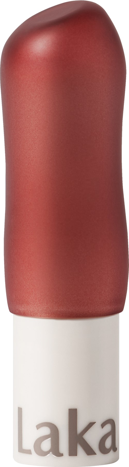 Een lippenstift met glanzende, roodbruine kleur in een witte tube met het label "Laka."