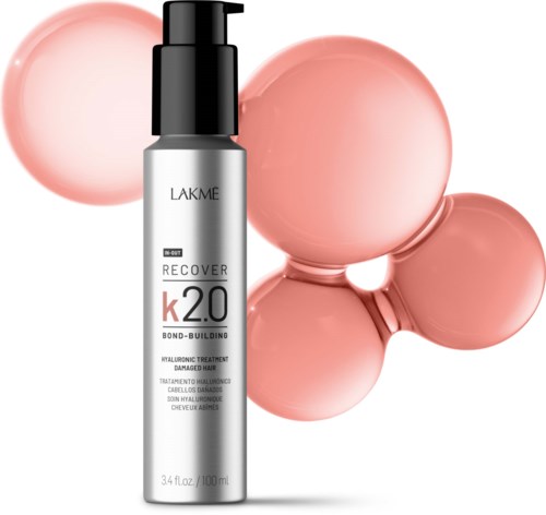 Een huidverzorgingsfles met label 'LAKME' en 'K2.0 Bond-Building' staat voor roze, ronde dollops van product.