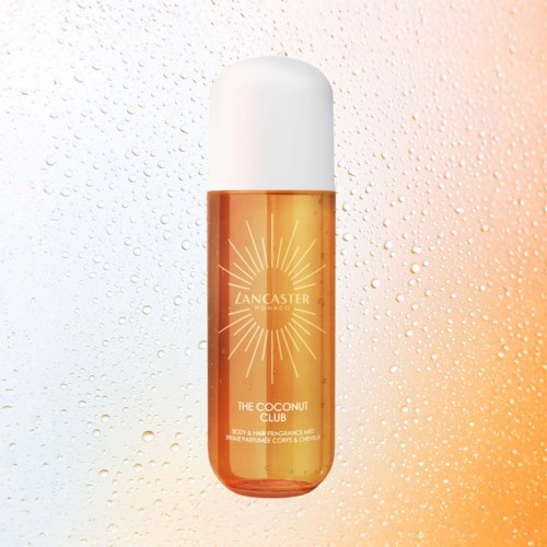 Een bottle met het label ZANCASTER THE COCONUT CLUB met zonlogo, tegen een natte, waterdruppelachtergrond.