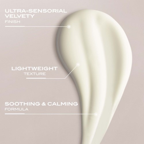 Een crème of lotion met zachte, lichte textuur, glanzend afwerking en rustgevende eigenschappen.