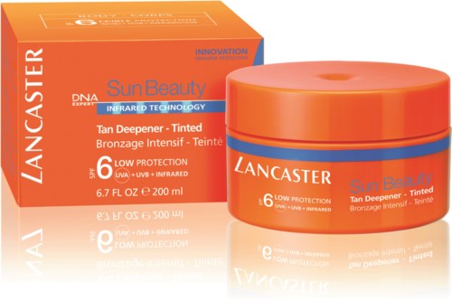 Een zonnebrandcrème en doos in oranje en blauw, gemarkeerd Lancaster Sun Beauty, SPF 6, voor zonnen.