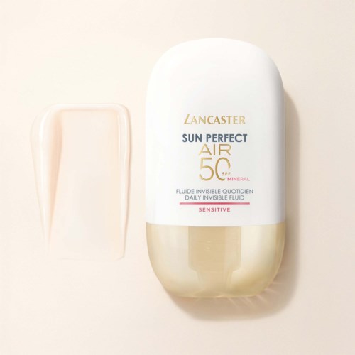 Lancaster Sun Perfect Air SPF 50 minerale zonnebrand met een zachte beige fles en een kleine hoeveelheid uitgeperst.
