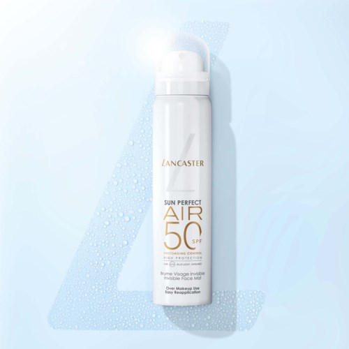 Een witte sprayfles met label Lancaster Sun Perfect Air 50 SPF voor gezicht, met sproeikop tegen een lichtblauwe achtergrond.