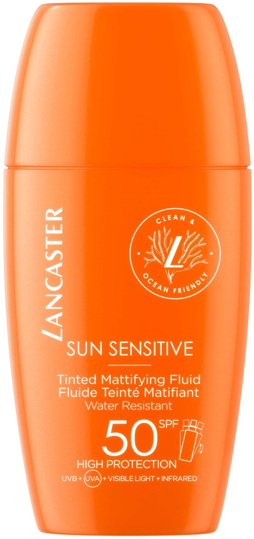 Een oranje fles Lancaster zongevoelige getinte vloeistof met SPF 50 voor hoge bescherming. Het is waterbestendig.