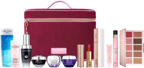 En rosa kosmetväska med olika hudvårds-, makeupprodukter och parfymflaskor framför.