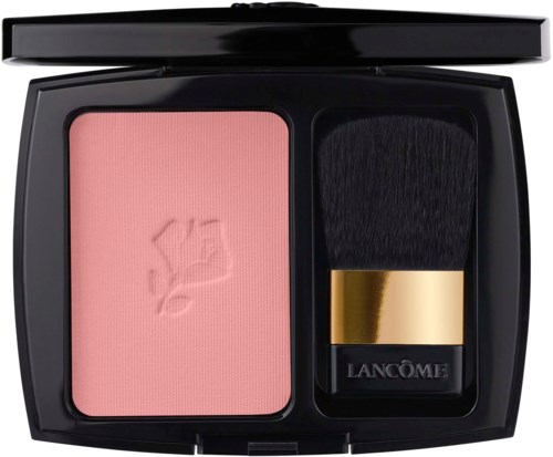 En rosa rouge och en svart makeupborste med guldband i ett svart kompakt case.