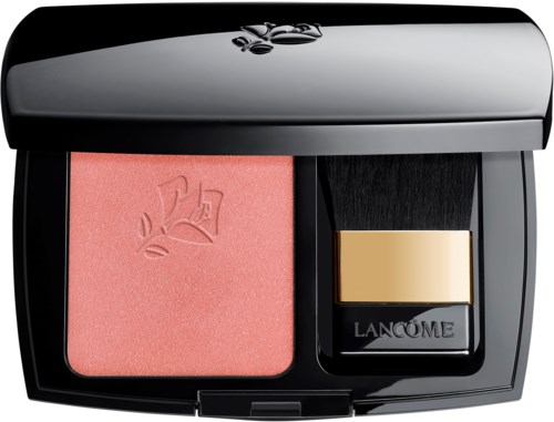 En kompakt sminkbox med rosa rouge och en liten borste, i ett svart skal med ett silverlock.