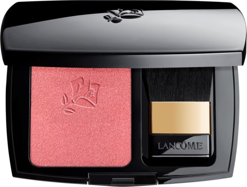 Een compact make-updoos met roze blush en een zwarte borstel met een gouden band.