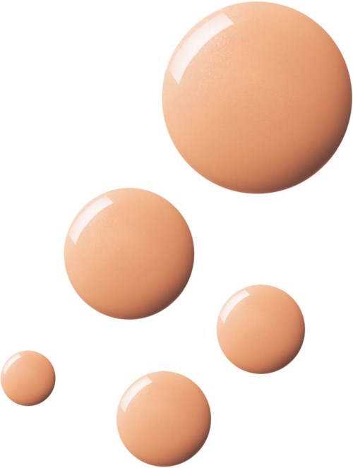 Vijf beige eieren van verschillende maten met glanzende oppervlakken op een witte achtergrond.