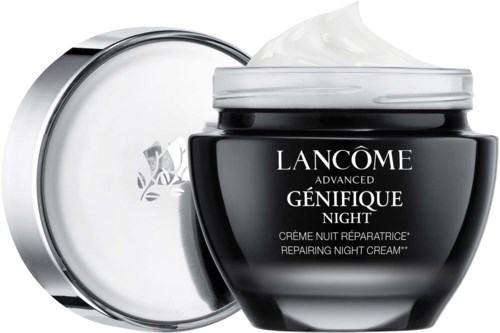 Een zwarte pot met LANCOME Génifique Night crème en witte crème bovenop, zilveren deksel en zwarte achtergrond.