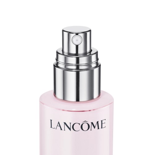 Een roze fles met een zilveren spraydop, gelabeld 'Lancôme.' Het lijkt op een parfum- of huidverzorgingsproduct.