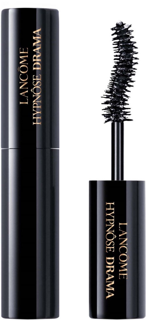 En svart mascara-tub med en borste bredvid. Texten på båda delarna är Lancôme Hypnôse Drama.