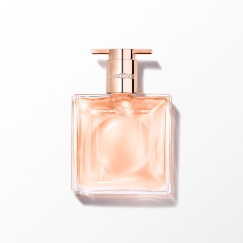 En kvadratisk parfymeflaske med rosa-lignende væske og en slank, rosa hette. Merket er svakt synlig.
