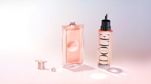 Set parfumflesjes en een cosmetisch product met 'VOGUE' erop, met pipet.