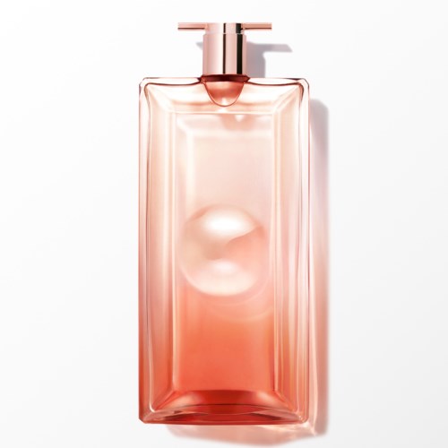 En lång, rosa glasparfymflaska med en silverkapsel. Den är rektangulär och elegant, med en glänsande yta.