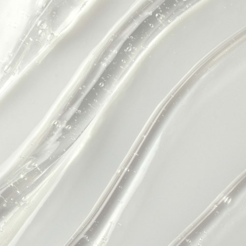 Klare, strömende Flüssigkeit mit kleinen Blasen, möglicherweise Wasser oder Gel, in glatter, gebogener Form.