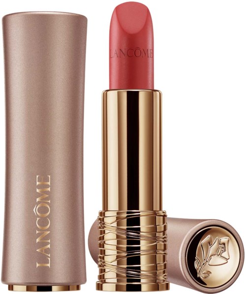 Een lippenstift met een roze tint en een gouden huls, waarvan de dop gedeeltelijk bedekt is.