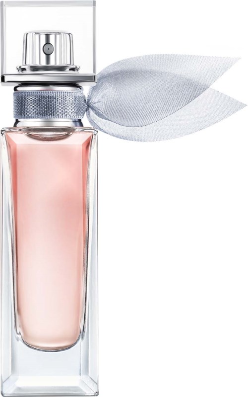 En parfymflaska med klart glas, rosa vätska och en vit tygblomma till dekoration.