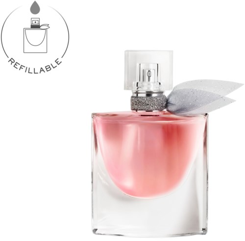Een parfumfles met roze vloeistof, spraydop en een zilveren bladdecoratie. Het is hervulbaar, aangegeven door een logo.