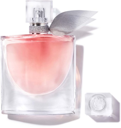 Een roze parfumfles met spraykop, doorzichtig glas en een kleine decoratieve dop. Schaduwen op witte achtergrond.