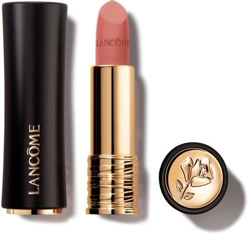 Ein Lippenstift in goldenem Röhrchen mit rosé Farbe, neben einem schwarzen Deckel mit "Lancôme" und einem runden Emblem.
