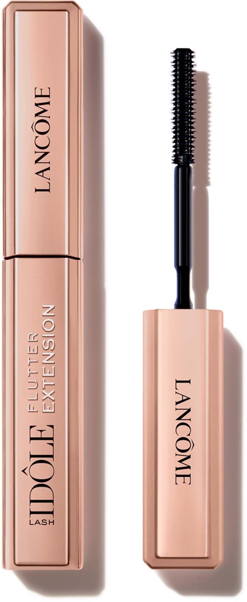 Een roze lippenstiftverpakking met borstel, gemarkeerd Lancôme en Estee Lauder Extension, staat rechtop.