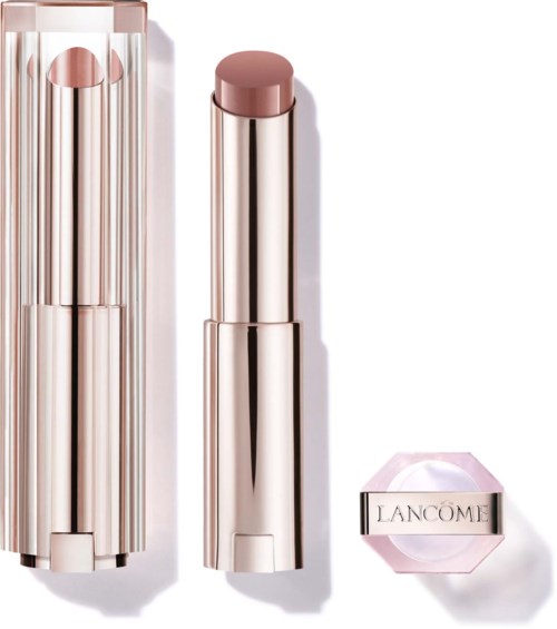 Ein beiges Lippenstift in einem eleganten, glänzenden goldfarbenen Gehäuse und seine rosa Box mit 'LancDame' darauf.