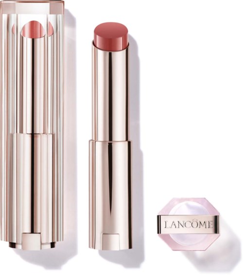 Rosenvärinen huulipuna, avon kaksoisasi, ja vaaleanpunainen Lancome-läpäisevä rasia, jossa teksti.
