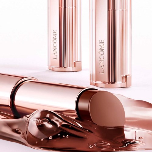 Lancôme-huolenesseerankkeet ruusukullanheijastavalla pinnalla, osa makaa, osat seisovat, valkoisella taustalla.
