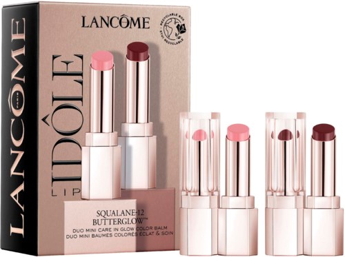 Lippenstifte in rosa und dunkelrot in klarem und weißem Verpackung sowie ihre Schachtel mit Markenname.