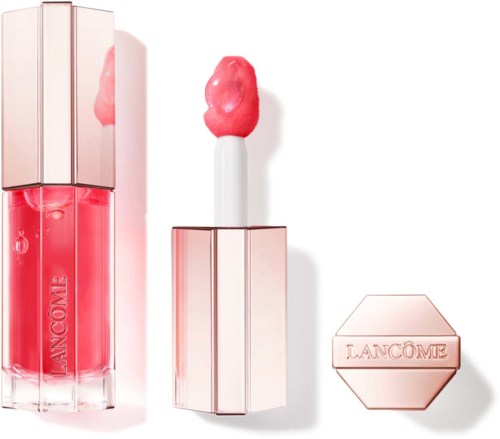 Ein Lipgloss mit rosa Flüssigkeit, ein Lippenstift mit rosa Spitze und eine sechseckige Kompaktbox mit 'LANCOME' beschriftet.