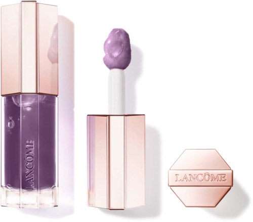 Lila Lipgloss mit glänzendem pinkem Deckel, Applikator mit lila Spitze, und ein pinker sechseckiger Behälter mit 'Lancôme'.