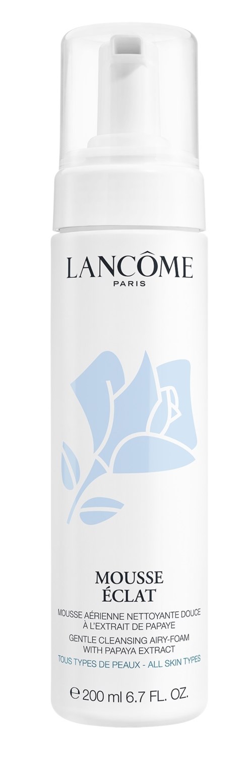 Een witte fles met pomp toont Lancôme Mousse Éclat, een zachte reinigingsschuim met papaya-extract voor gezichtshuid.