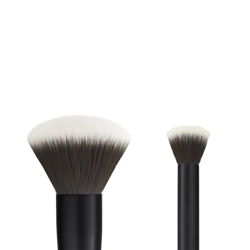 Twee make-up borstels met zwarte handvatten en wit getipte haren, één groot en één klein.