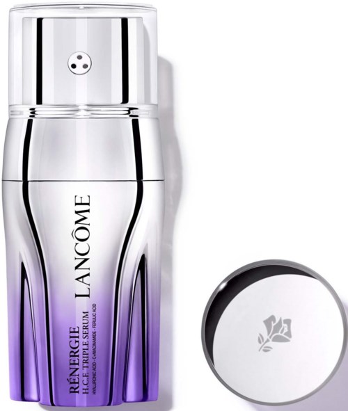 Een zilveren en paarse fles met pompkop, gemerkt 'Lancôme Renergie Multi-Lift.' Naast een ronde container.