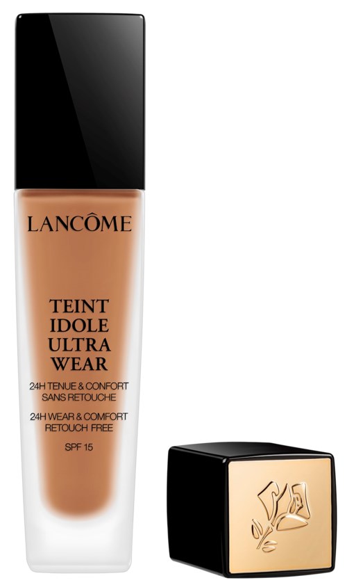 En flaska Lancôme-foundation med svart lock och ett fyrkantigt, guldfärgat lock bredvid.
