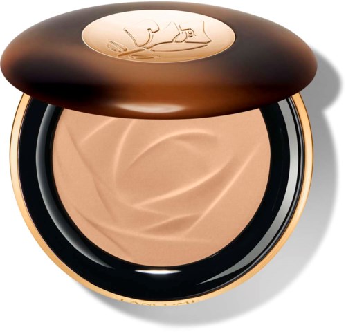 En sminkepute med beige foundation og brunt lokk, med en logo av et ansikt. Åpner for å vise sminke.