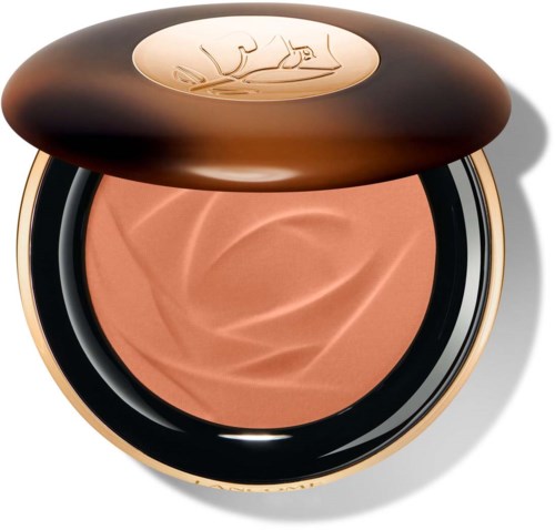 Een kleine doos met bruine deksel en beige poeder erin, voor make-up.