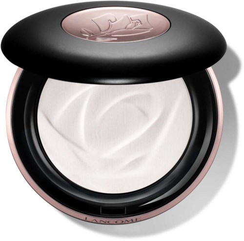En rund makeup-kompakt med svart lock, en roséguldsemblem och vitt puder inuti.