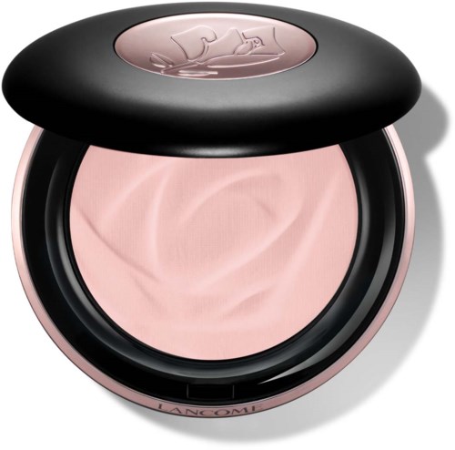 En rund sminkkompakt med rosa puder inuti och ett svart lock, med en logga på toppen.