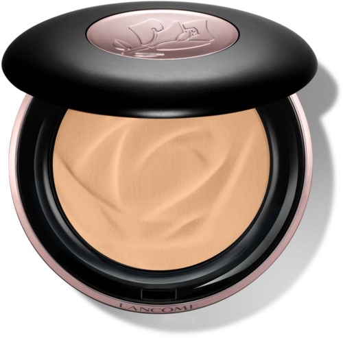 En rund makeuppalett med beige puder inuti, svart lock och rosa kant, märkt 'Lanc 4me'.