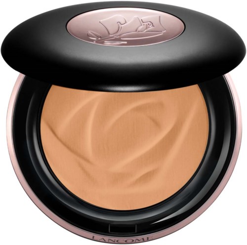 En kompakt makeupprodukt med ett lockande beigt puder i ett runt svart och rosa fodral.