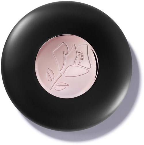 Ett svart runt förvaringsämne med ljusrosa makeupkräm med en rospräglad design. Förvaringen har en läppformad logga.
