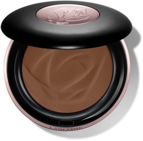 Ett runt sminkkompakt med ett varumärke, innehållande brun puder och ett svart lock med en rosa logga.